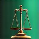 Icono de balanza de la justicia sobre un fondo verde y negro, simbolizando equilibrio y legalidad.