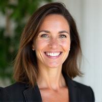Retrato profesional de la Dra. Isabel García, una nutricionista de unos 45 años, sonriendo amablemente.